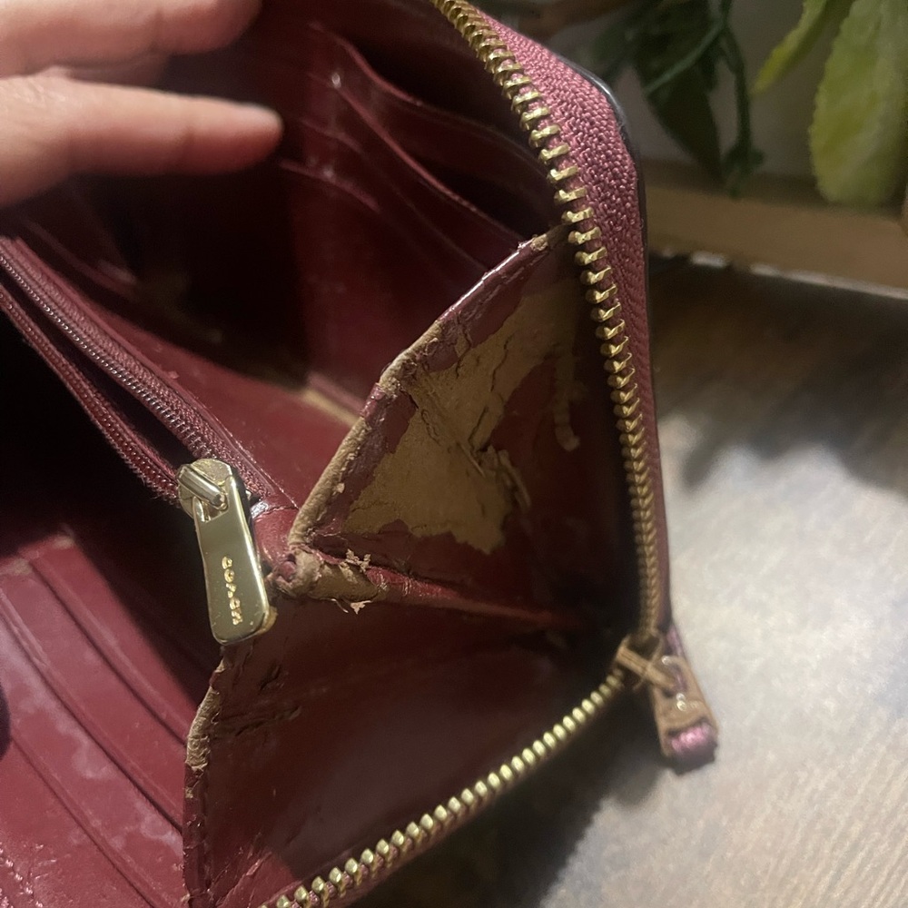 Coach Rehab Wallet
Peeling inside
Outside is great condition - Picture 4 of 11